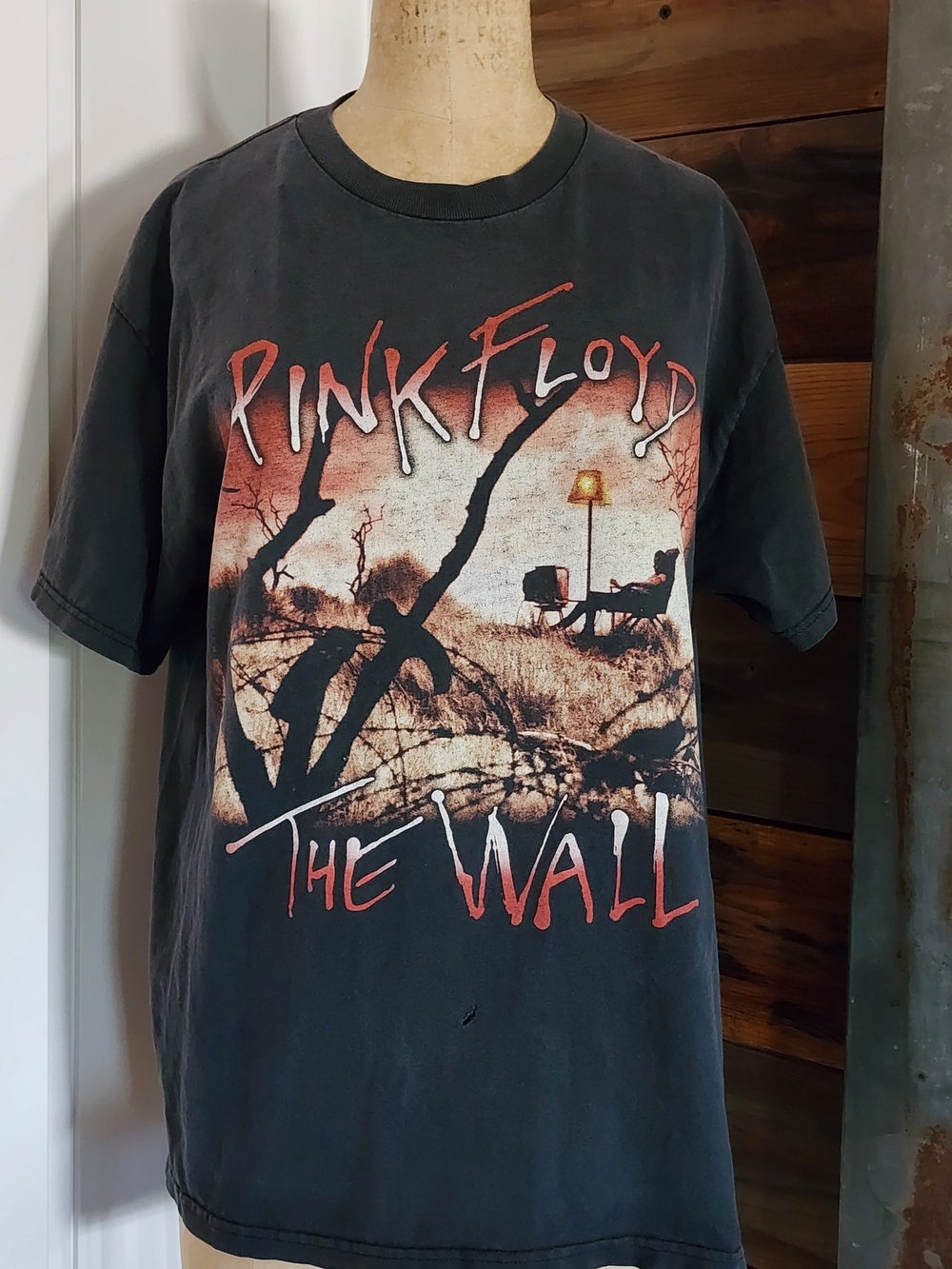 Vintage 2001 Pink Floyd The Wall Short Sleeve Graphic Tee -